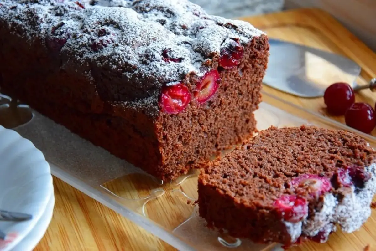 Prosty przepis na ciasto czekoladowe z wiśniami i kremem – deser idealny dla każdego