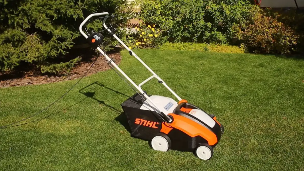 Wertykulator Stihl na trawniku. Do czego służy wertykulator? Do napowietrzania i usuwania mchu z trawnika, by lepiej rósł.