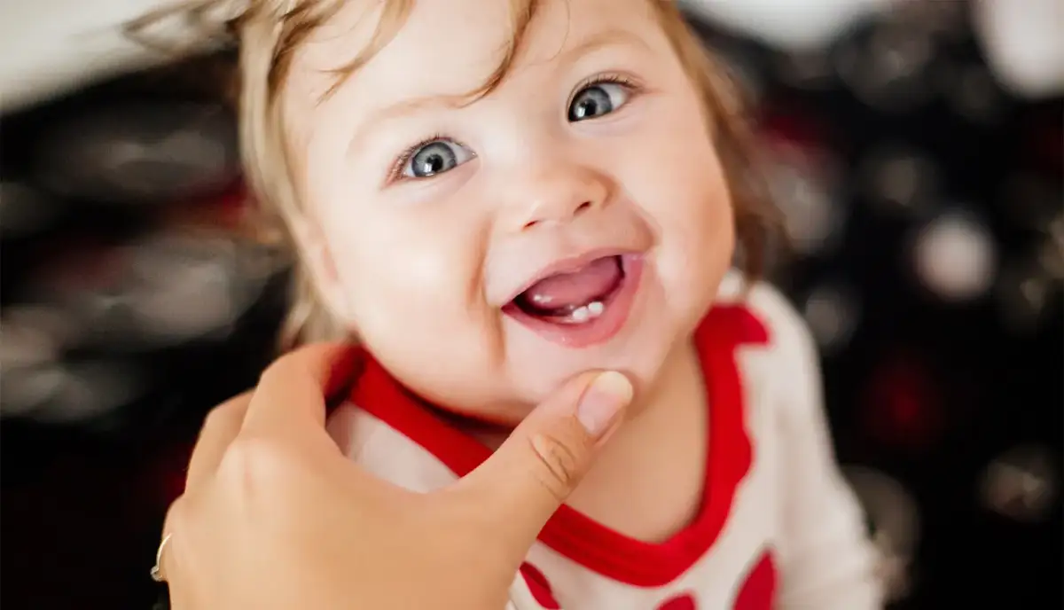 Jak wyglądają dziąsła przy ząbkowaniu górnych jedynek? Objawy i porady dla rodziców