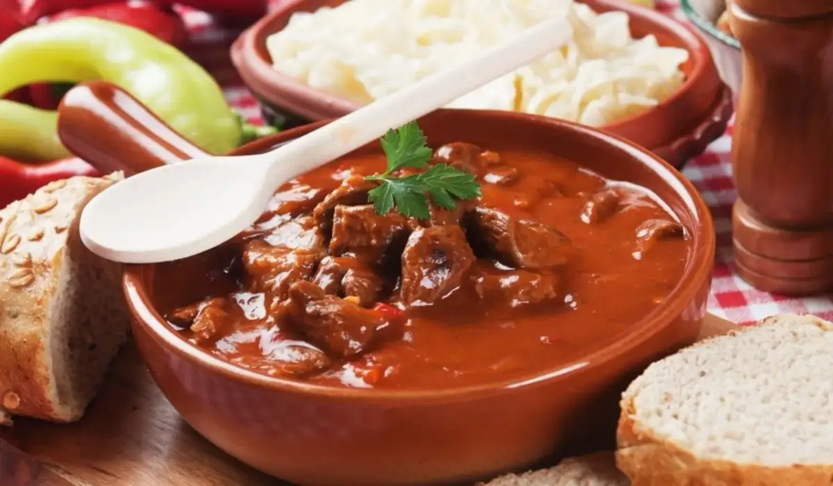 Gulasz idealny: Jakie mięso wybrać? Sekret kruchości!