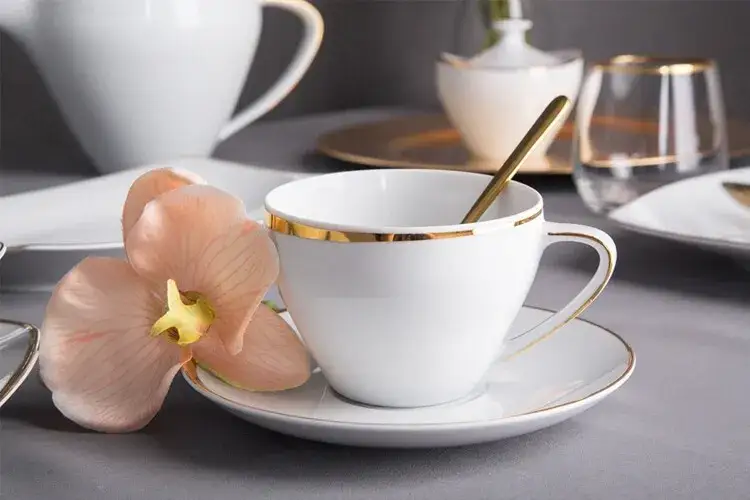 Stół do kawy i ciasta: Savoir-vivre, by uniknąć gaf i błysnąć