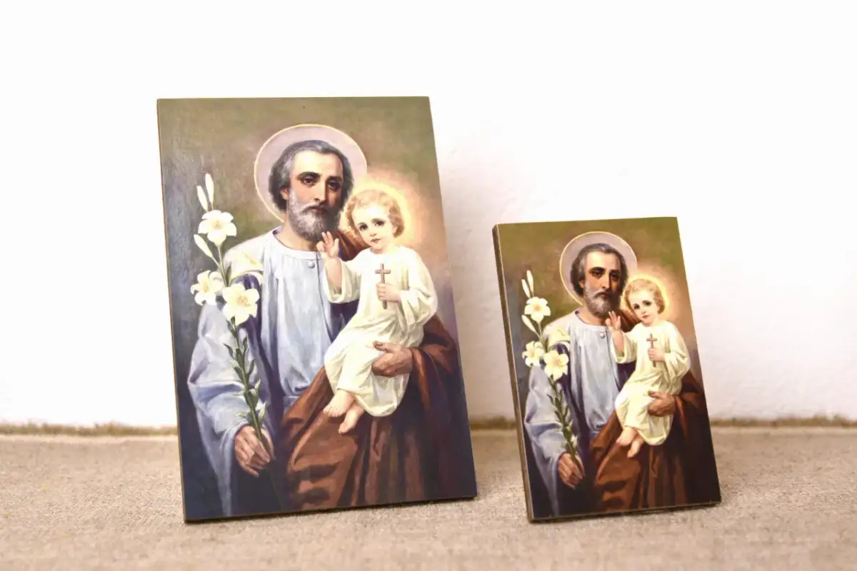 Dwa obrazy przedstawiające Świętego Józefa z Dzieciątkiem Jezus. Idealne do odmawiania litanii do świętego Józefa.