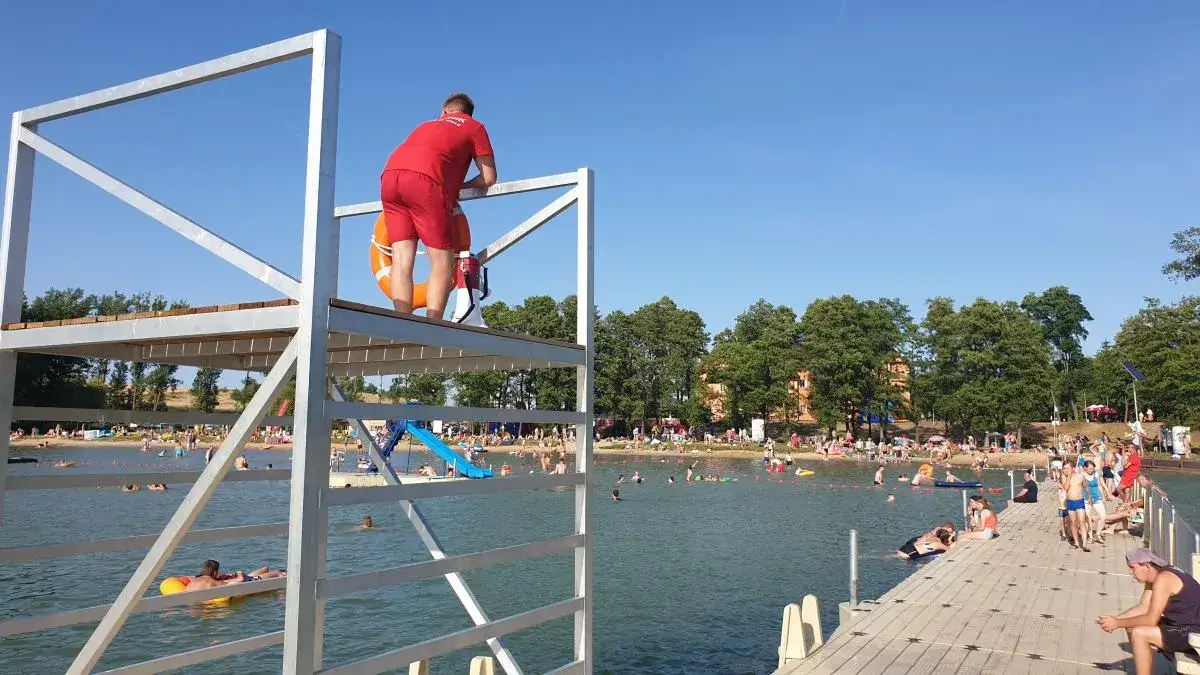 Jezioro Wąsosz: Czysta woda, plaża, atrakcje Twój przewodnik!