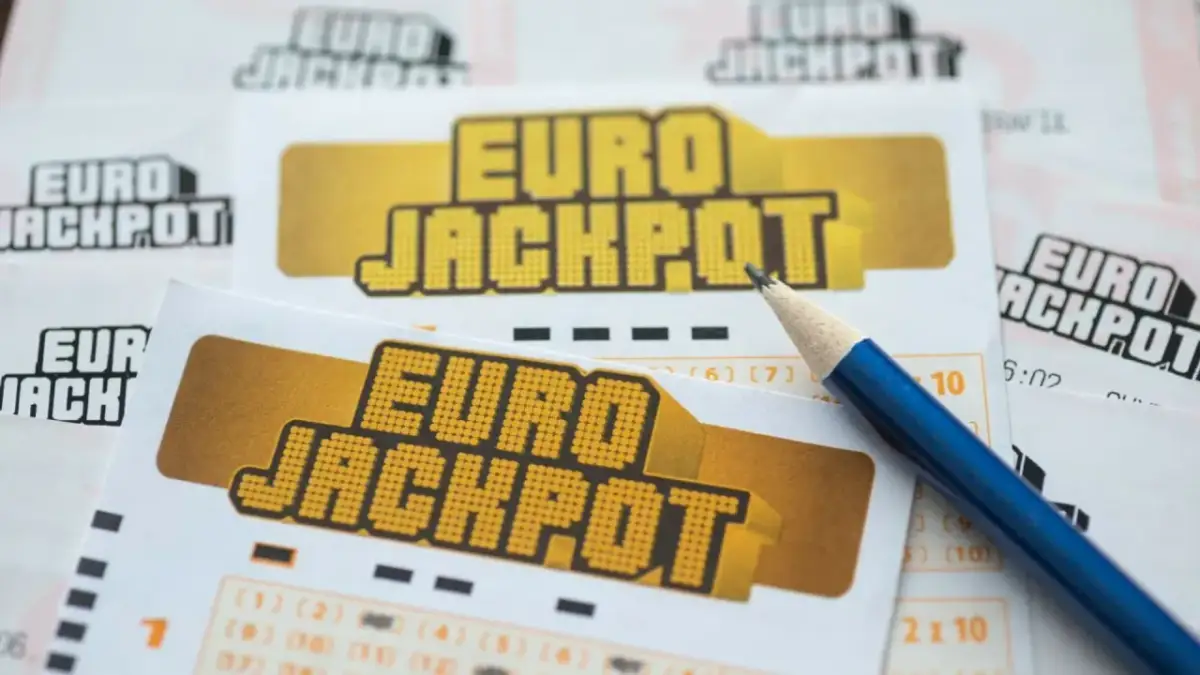Kupony Eurojackpot i niebieski ołówek.