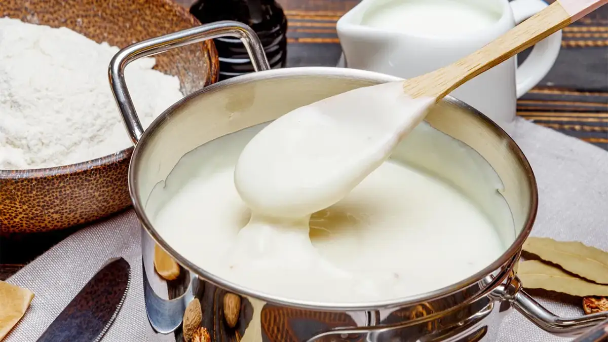 Zagęszczanie sosu mąką: 2 metody na idealną gęstość i smak!