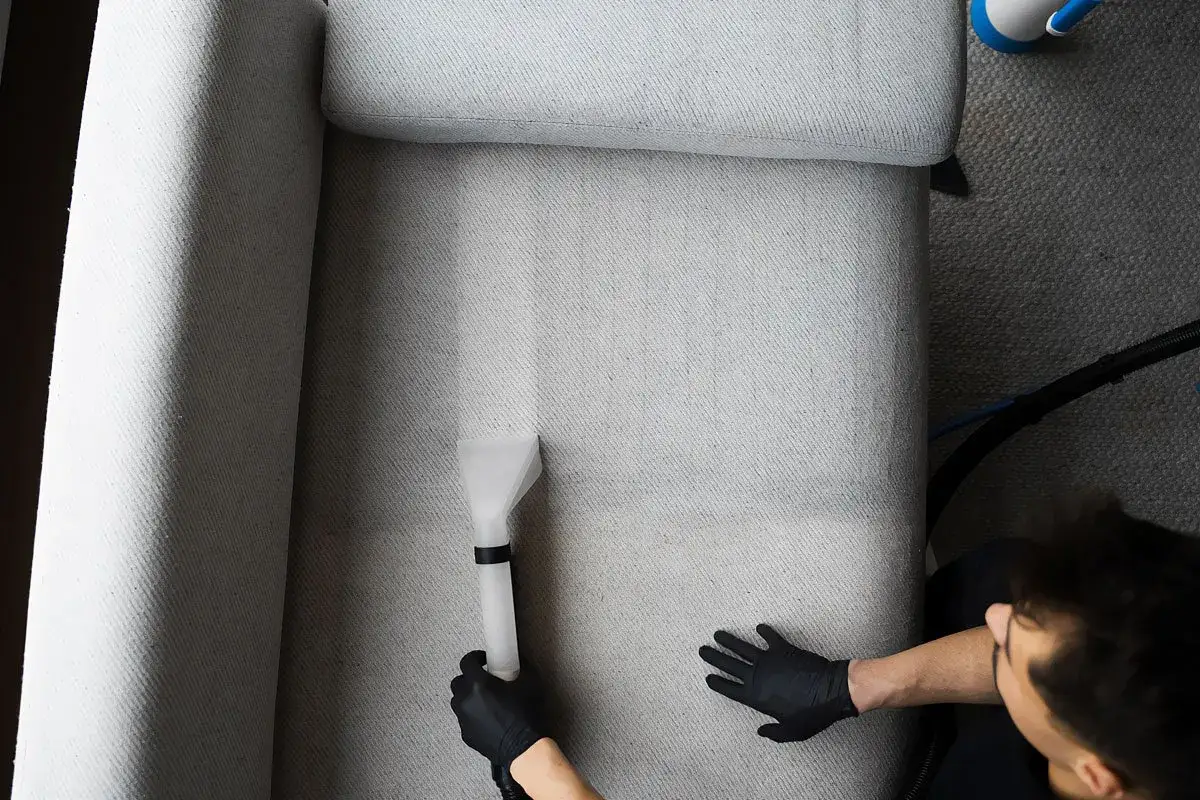 Jak czyścić kanapę: skuteczne metody na plamy i zabrudzenia