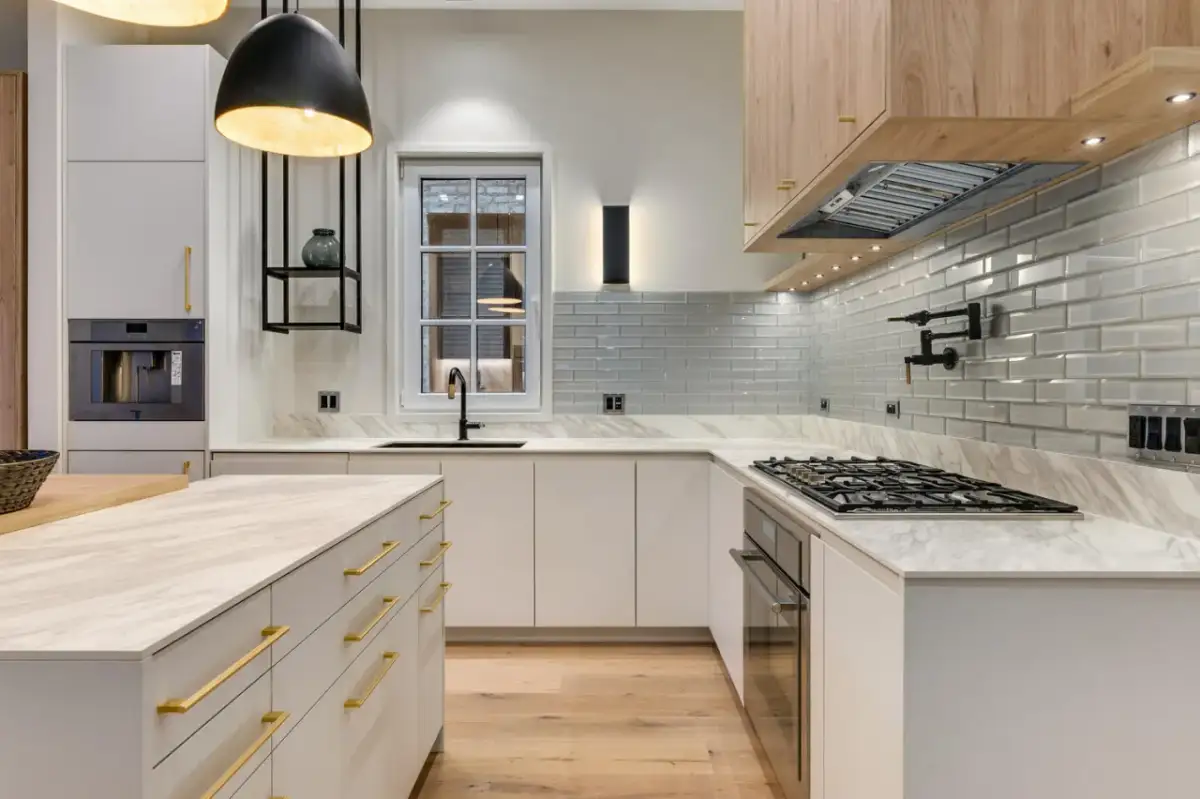 Glazura to przeżytek? Odkryj 7 alternatyw na ścianę w kuchni!