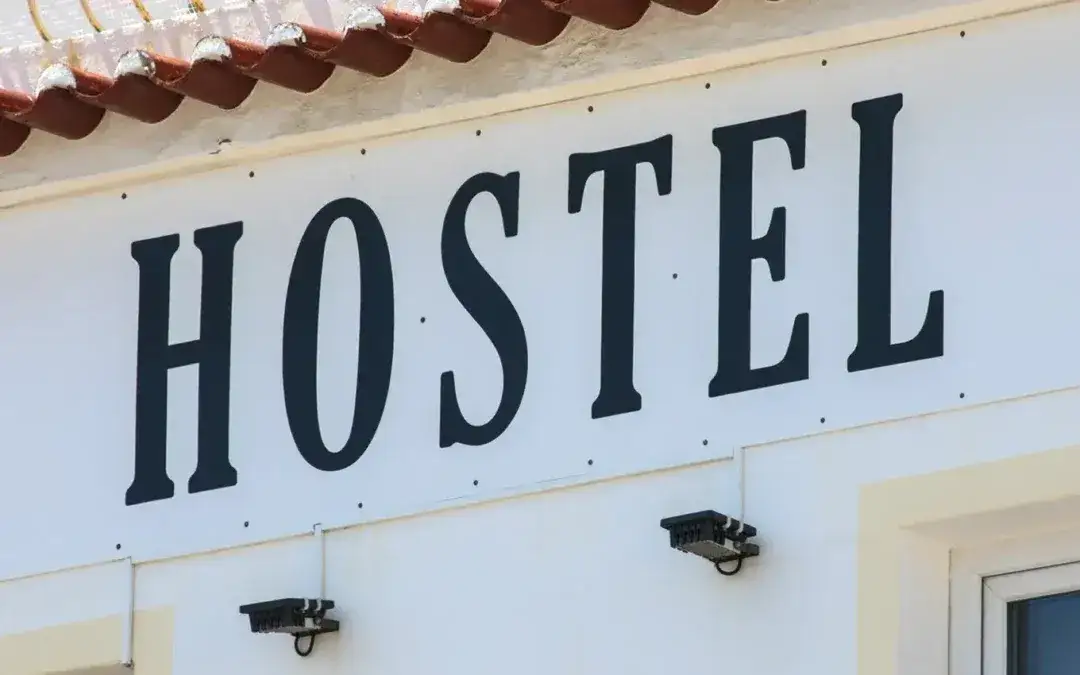 Hotel czy hostel? Wybierz idealny nocleg: koszty, prywatność, atmosfera
