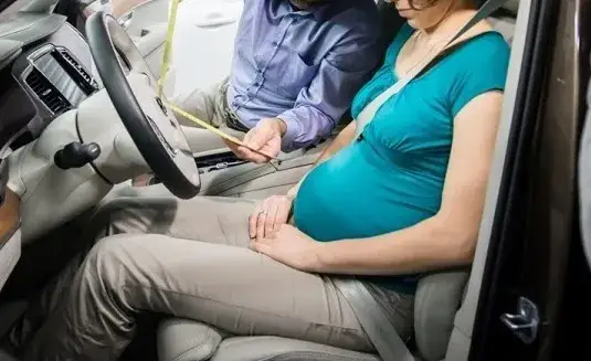 Jak zapinać pasy bezpieczeństwa w ciąży, aby chronić dziecko