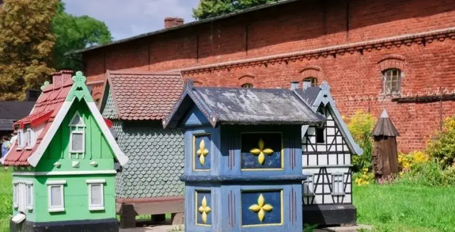 Skansen Pszczelarstwa Swarzędz: Godziny, ceny, atrakcje i unikatowe ule
