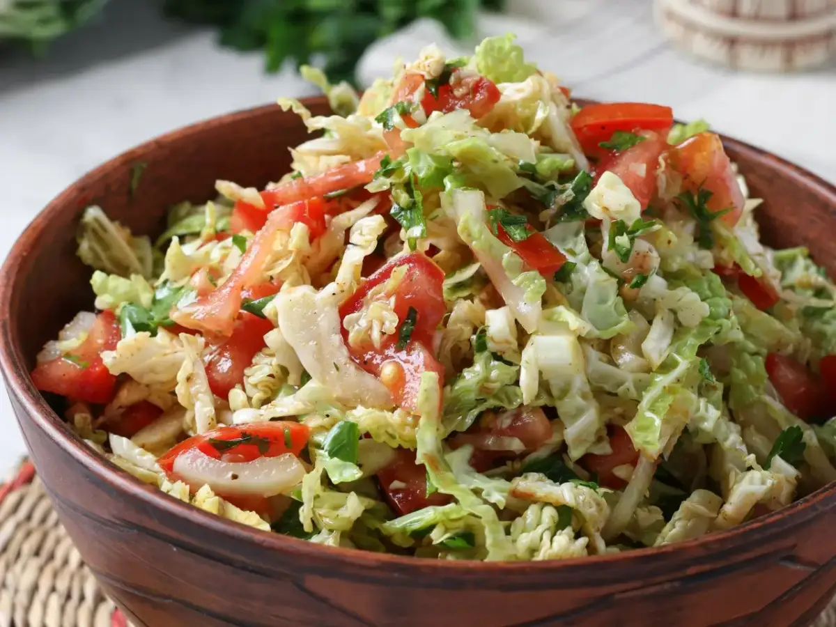 Sałatka pekińska z pomidorami i natką pietruszki w glinianej misce. Prosty przepis, jak zrobić sałatkę pekińską.