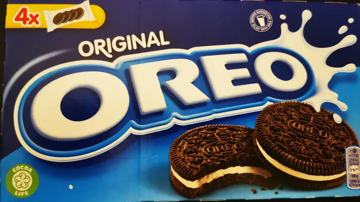Opakowanie Oreo z dwoma ciastkami. Na opakowaniu widnieje informacja, że jedno ciastko waży 11 gram.