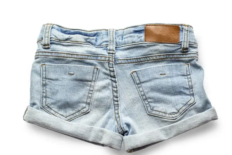 Jak przerobić spodnie na spodenki krok po kroku bez błędów