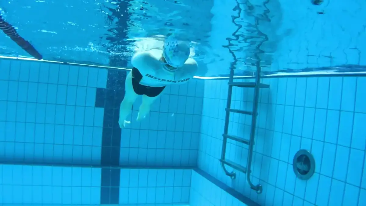 Żabka na plecach: Prosty przewodnik po technice i korzyściach