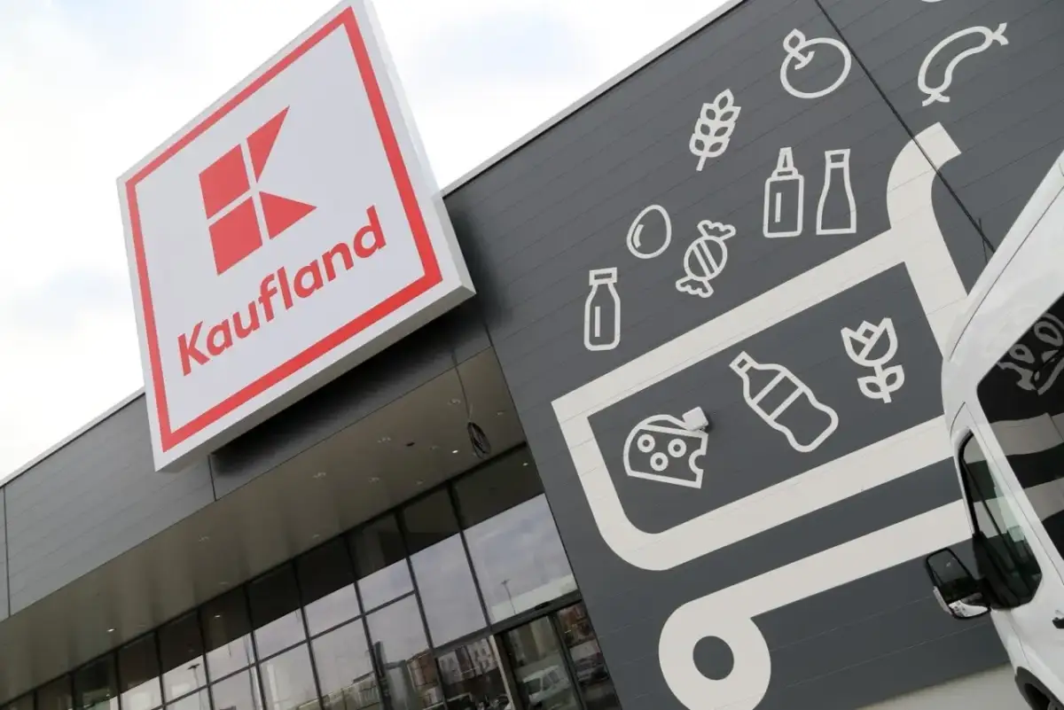 Kaufland, znany z bogatej oferty, to firma, która dba o spice&soul swoich klientów. Na elewacji sklepu widnieje logo i grafiki symbolizujące produkty spożywcze.