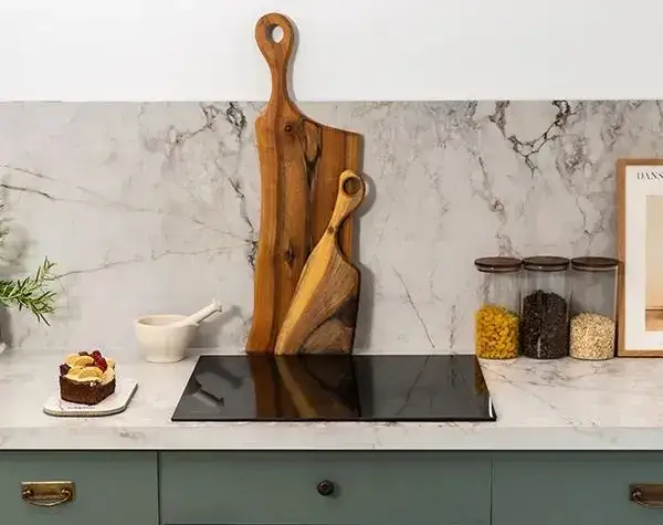 Ściana w kuchni: Płytki, szkło, kamień? Wybierz idealny materiał