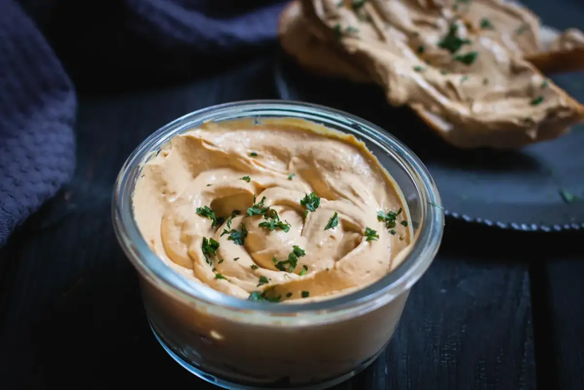 Czym zastąpić ser żółty w diecie wegańskiej? Sprawdzone alternatywy