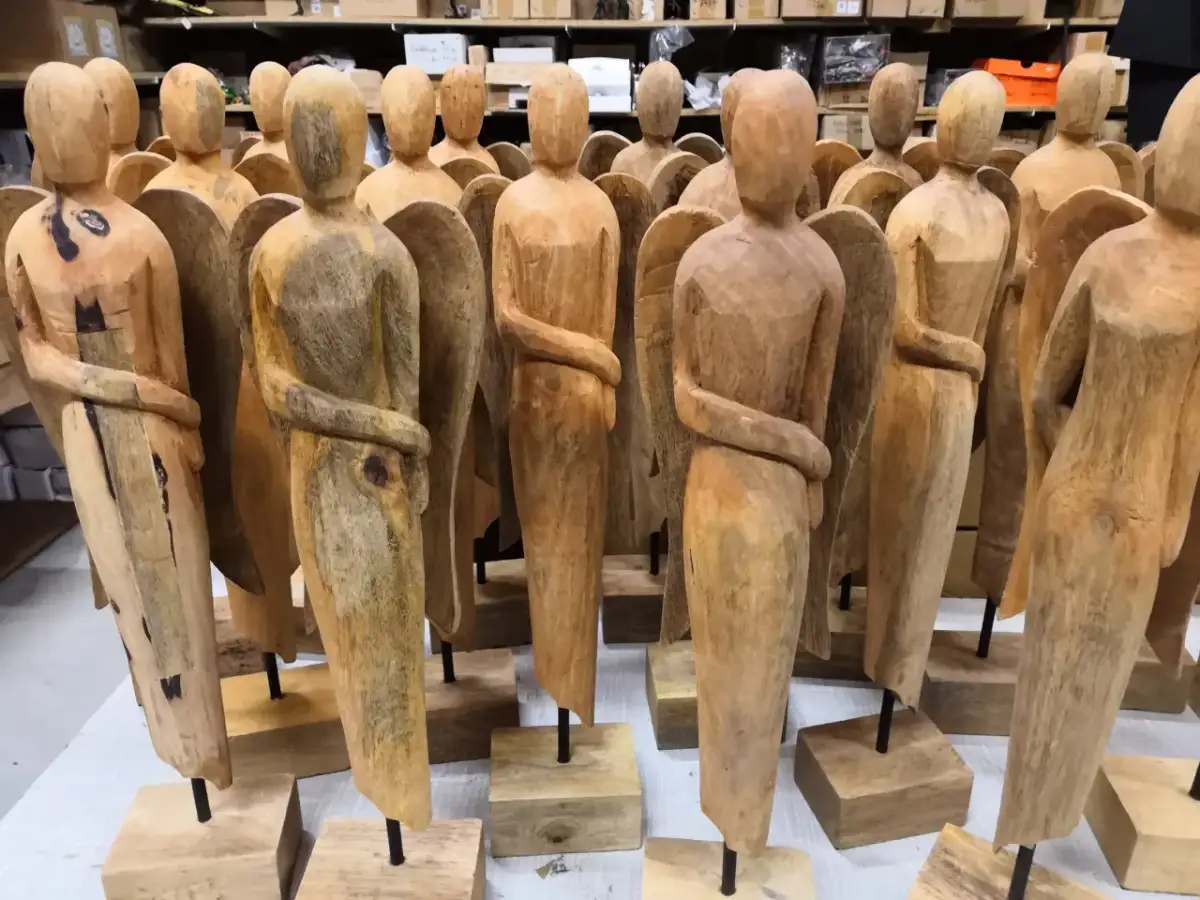 Holzengel Skulptur kaufen: Stile, Holzarten & Pflege-Tipps