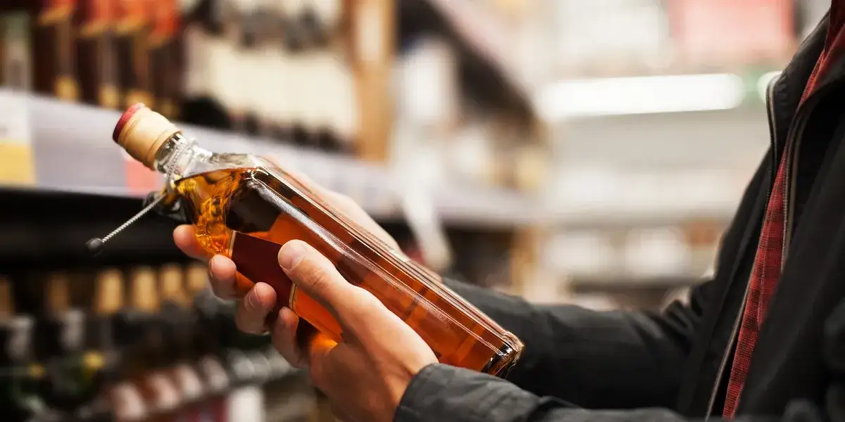 Przewóz alkoholu Włochy-Polska: Jak uniknąć problemów na lotnisku?