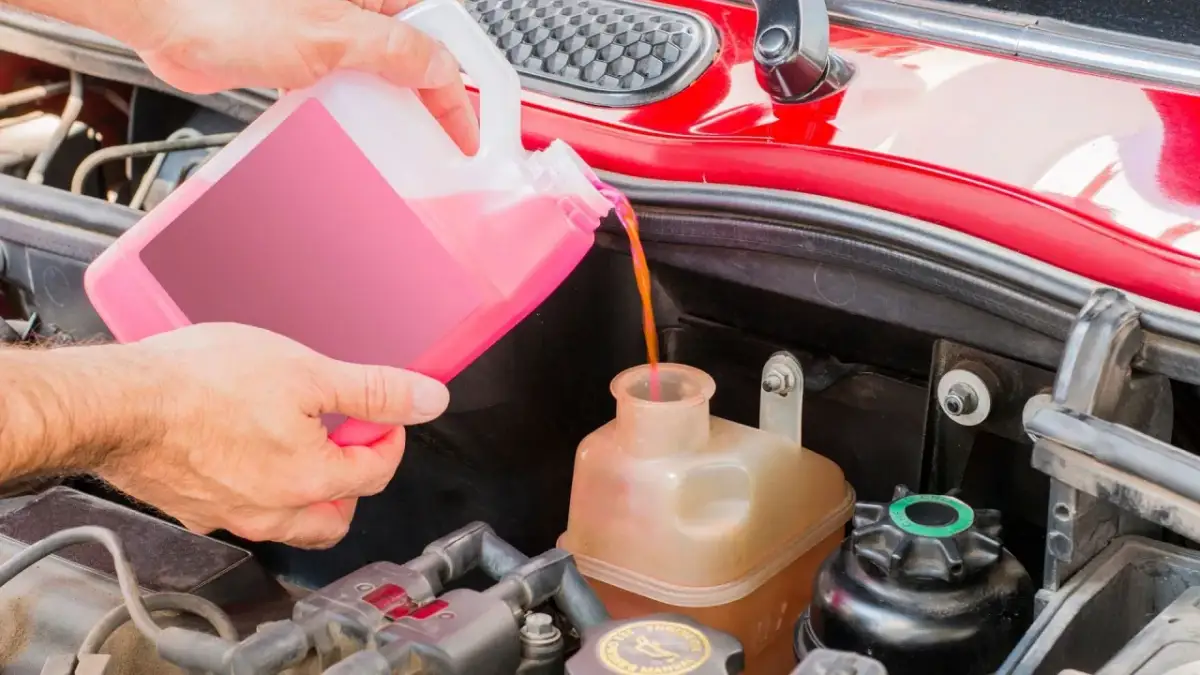 Czy można mieszać płyn do chłodnicy różowy z niebieskim? Uważaj na skutki!