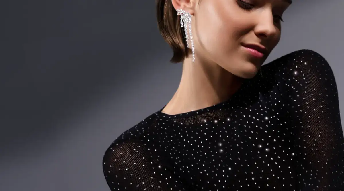 Biżuteria do cekinowej sukienki: Jak olśnić stylem, nie przesadą?