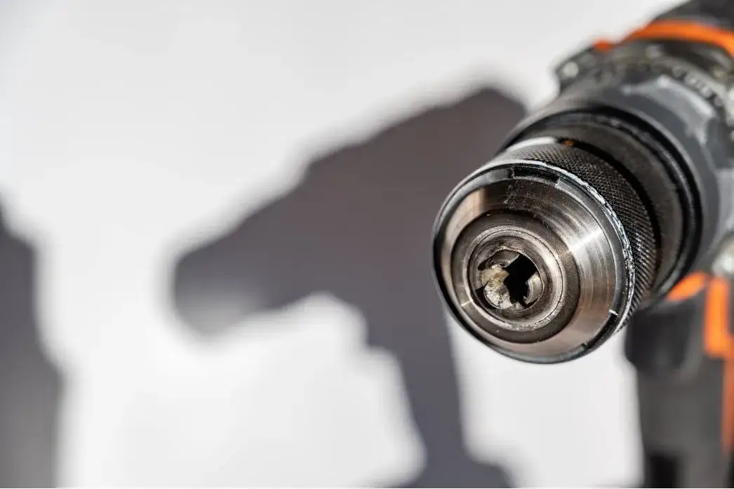 Jak wyjąć wiertło z wiertarki bez uszkodzeń - proste metody