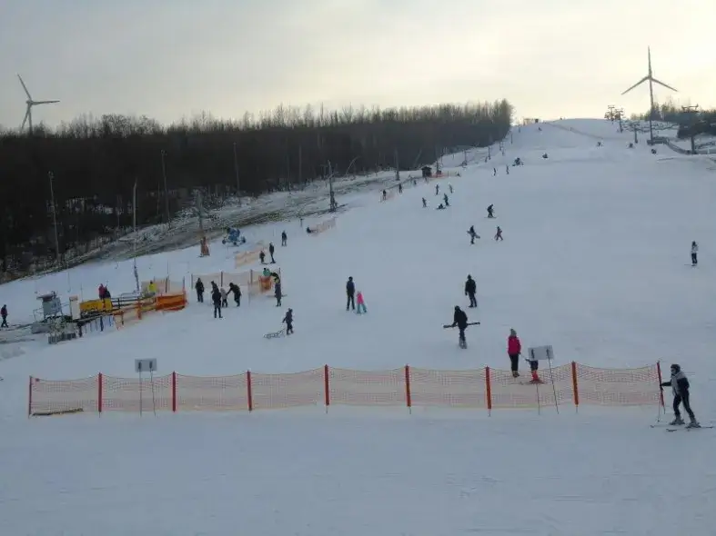 Góra Kamieńsk atrakcje – odkryj zimowe i letnie możliwości wypoczynku