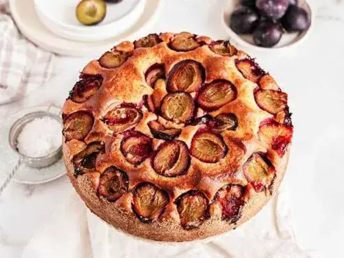 Przepis na ciasto ze śliwkami i budyniem, które zachwyca smakiem