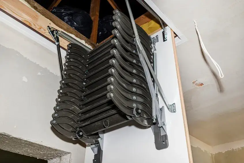 Jak zamontować schody na strych – krok po kroku do łatwego montażu