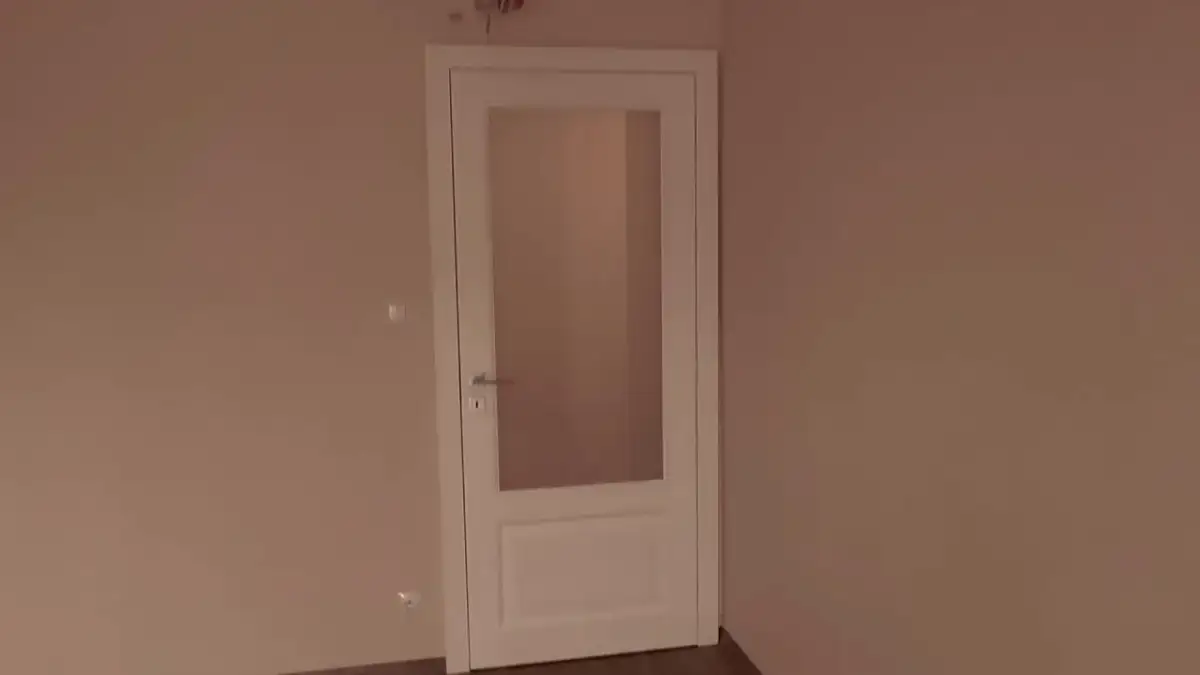 Jak okleić drzwi z szybą: proste kroki do idealnego efektu