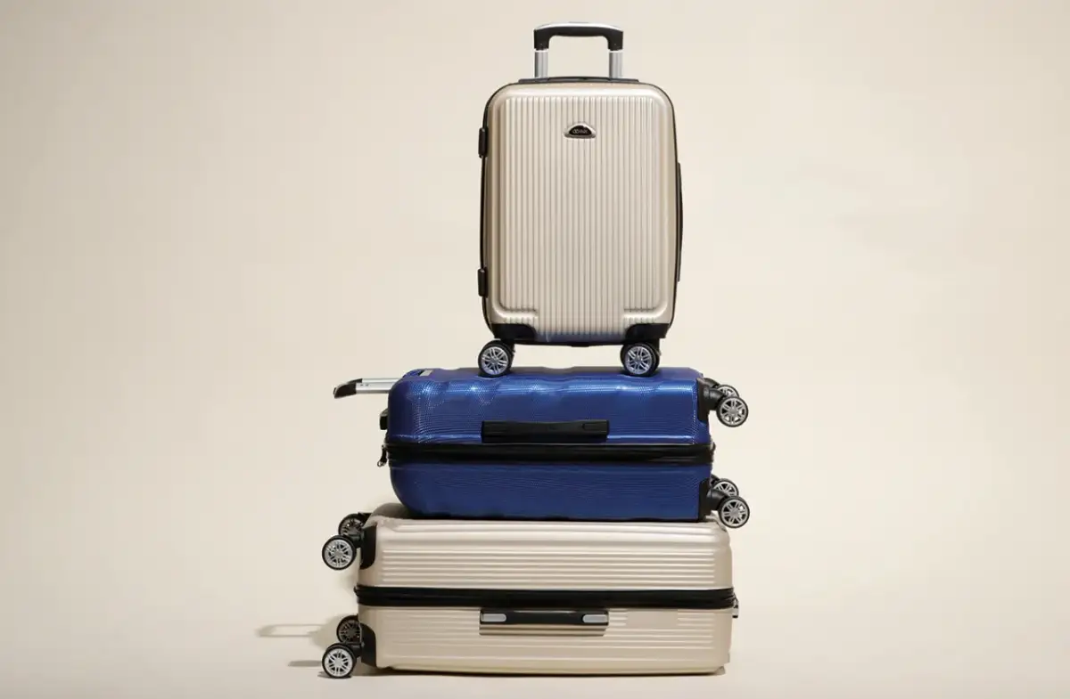 Jaka walizka lepsza: plastikowa czy materiałowa? Odkryj kluczowe różnice