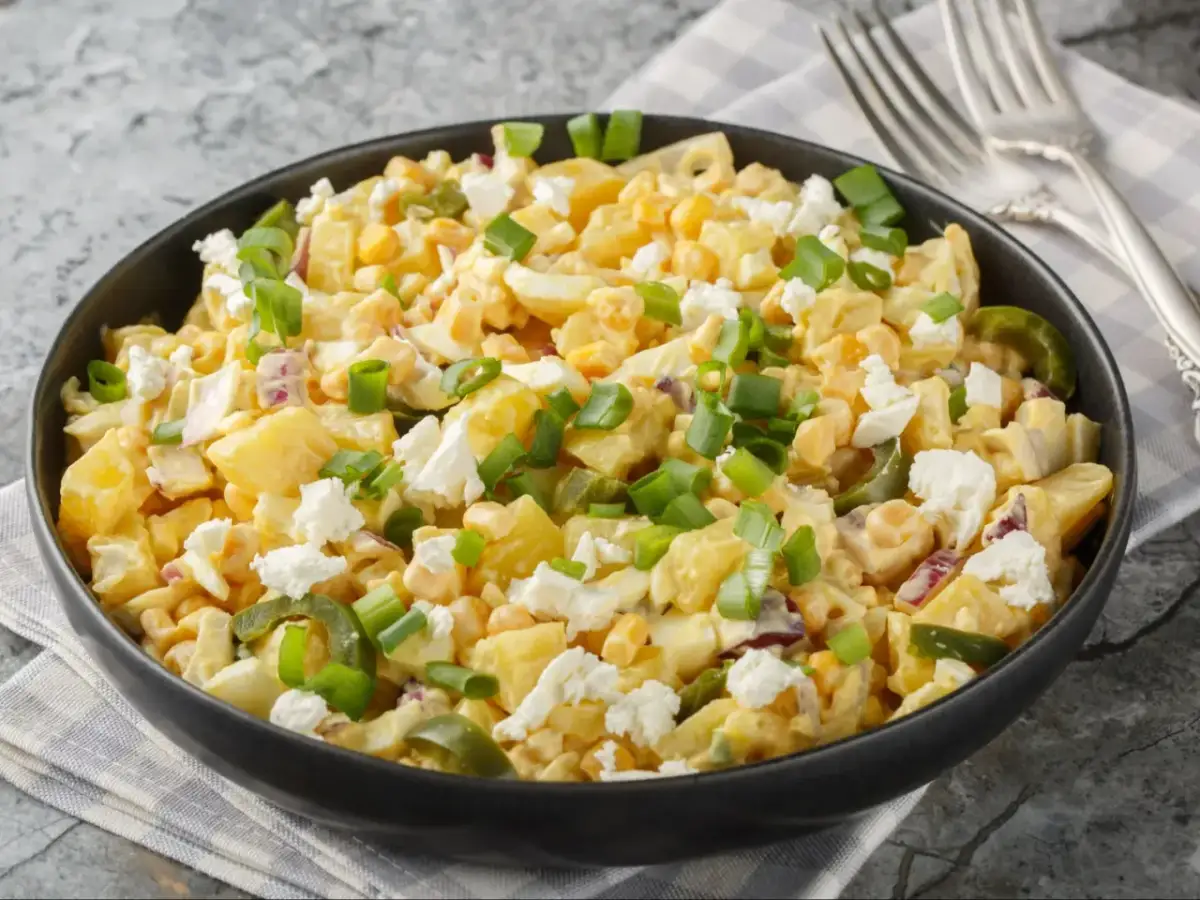 Sałatka ziemniaczana z jajkiem, serem feta, kukurydzą i szczypiorkiem. Zastanawiasz się, ile kalorii mają ziemniaki z sosem?