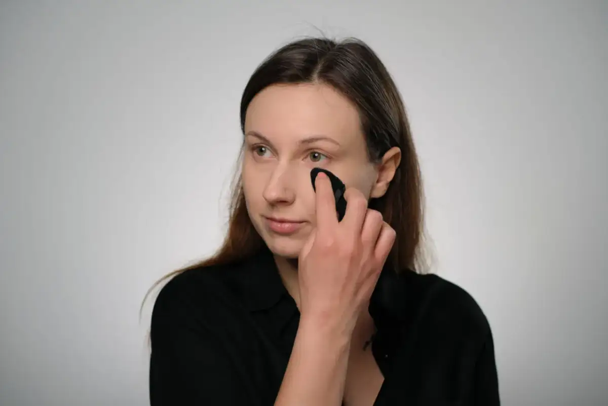 Korektor wchodzi w zmarszczki? TOP produkty i triki na gładkie oko!