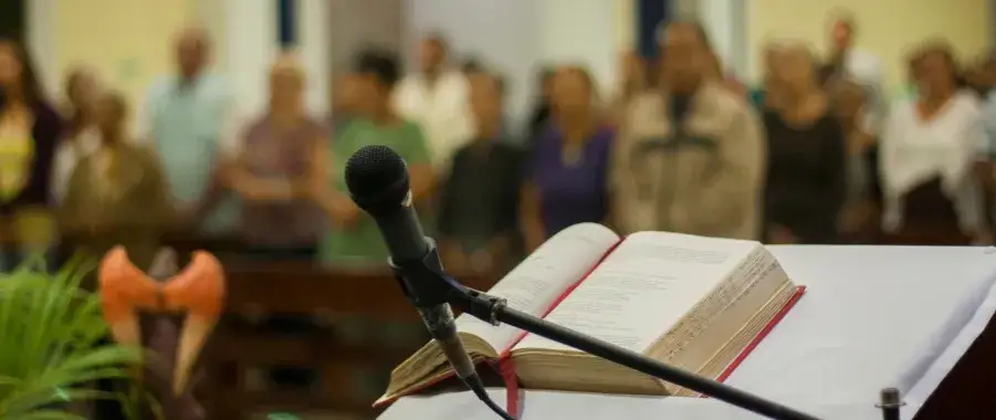 Kim jest lektor w kościele i jakie ma kluczowe obowiązki?