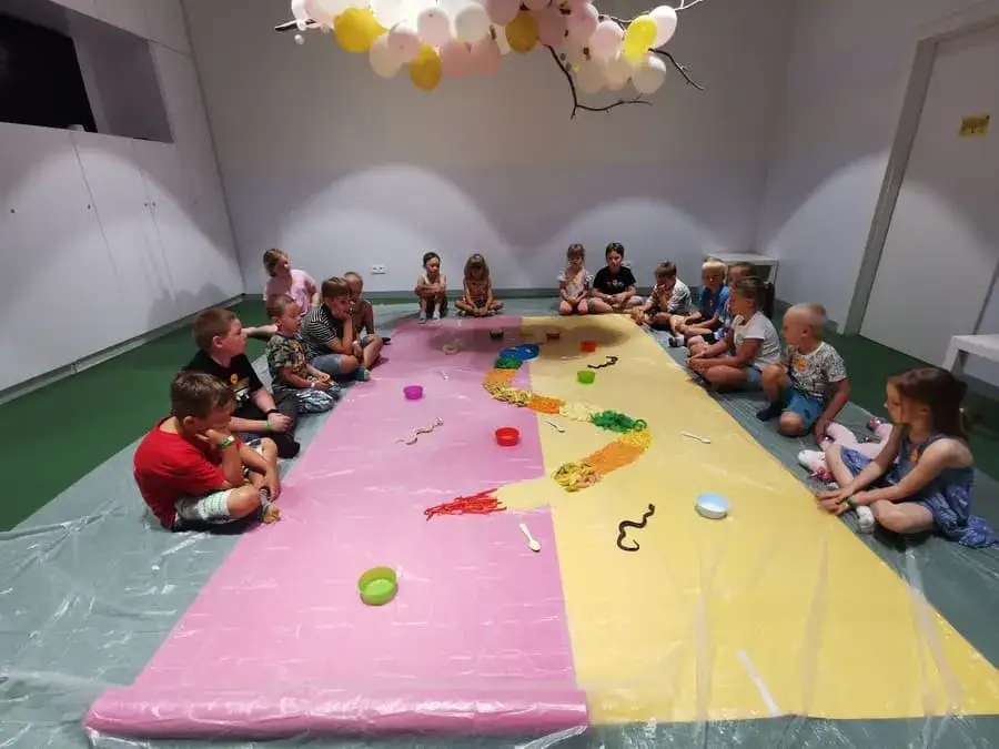 Zabawy sensoryczne z makaronem: jak rozwijać kreatywność dzieci