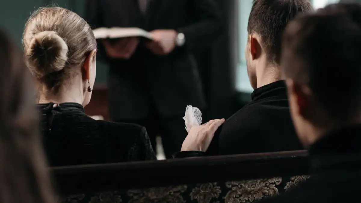 Kto powinien być na pogrzebie? Ważne zasady i etykieta uczestników