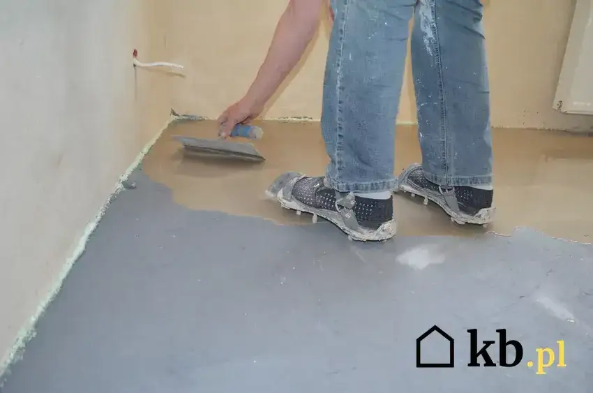 Folia pod wylewkę: Jaką grubość wybrać, by podłoga była sucha?