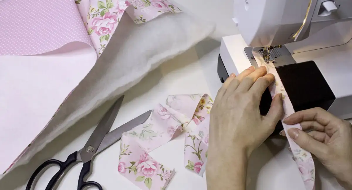 Uszyj poduszkę dekoracyjną: Prosty poradnik DIY dla każdego!