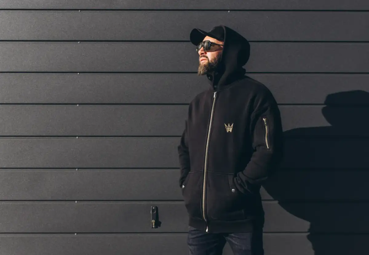 Kurtka do bluzy z kapturem: mistrzowskie stylizacje na każdą pogodę