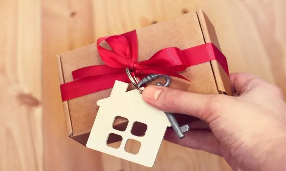 Co dać na parapetówkę? Praktyczne i oryginalne pomysły na prezent