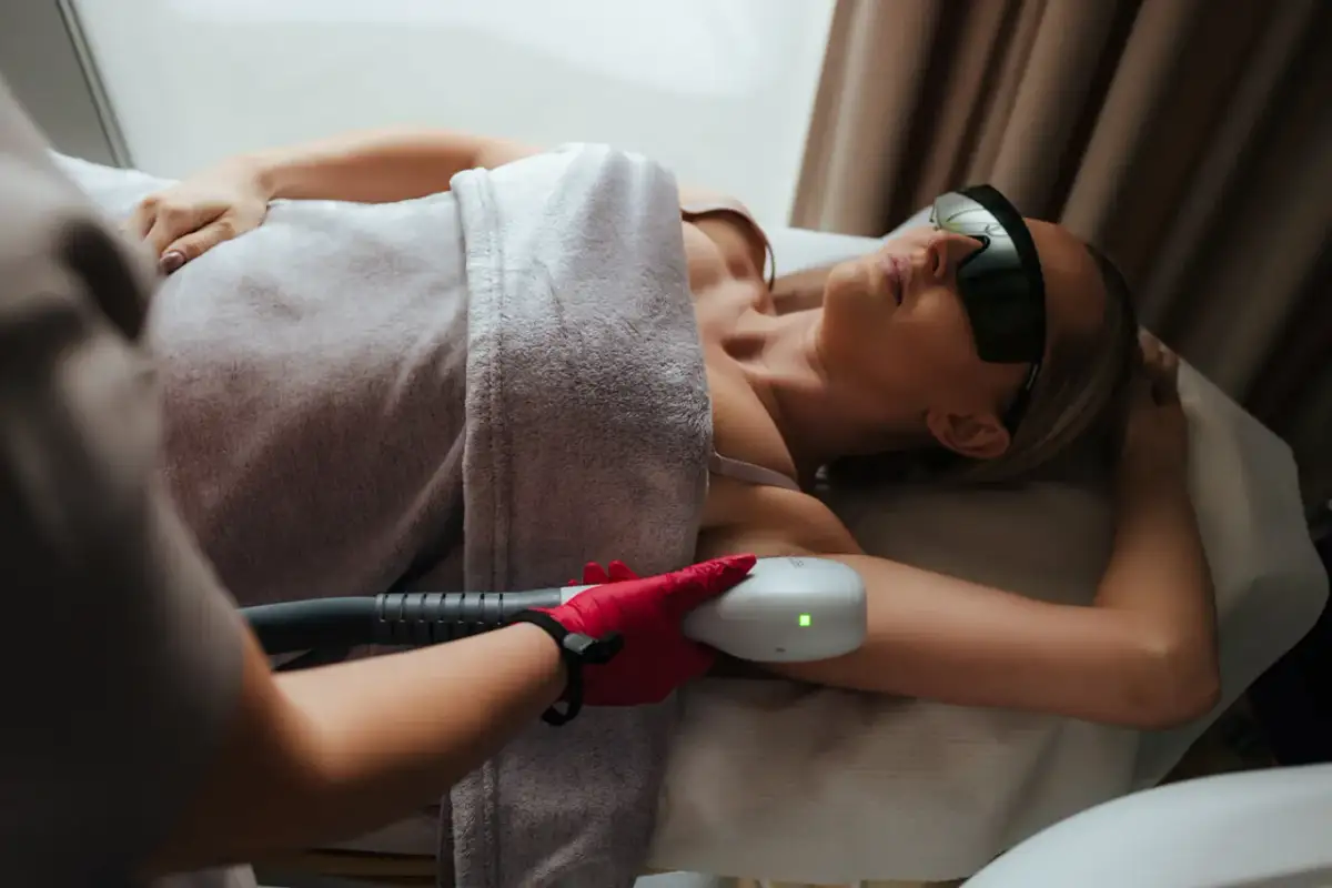 Depilacja laserowa: Ból czy dyskomfort? Odkryj, jak jest!