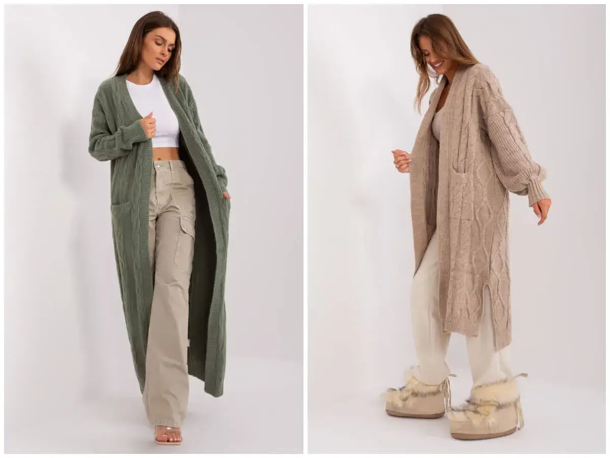 Dwie kobiety prezentują długie, dzianinowe swetry jak płaszcze w kolorach zielonym i beżowym.