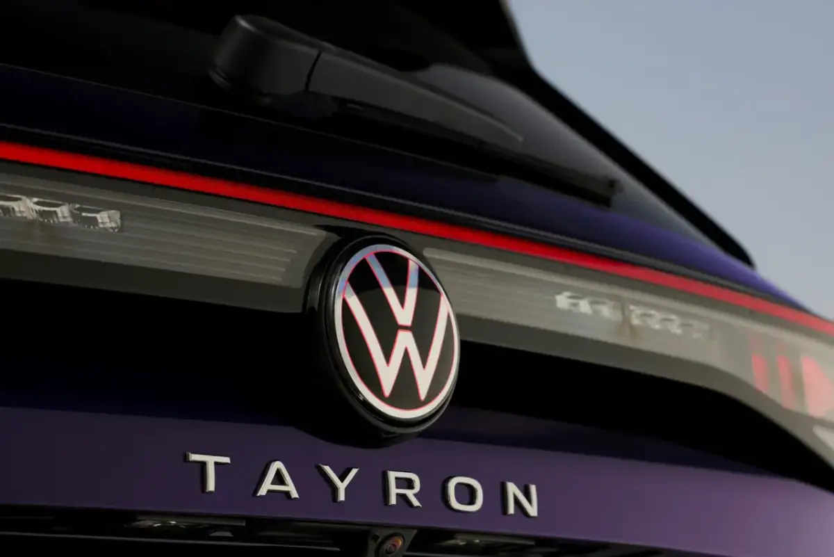 Tylna klapa ciemnofioletowego Tayron VW z logo i napisem.