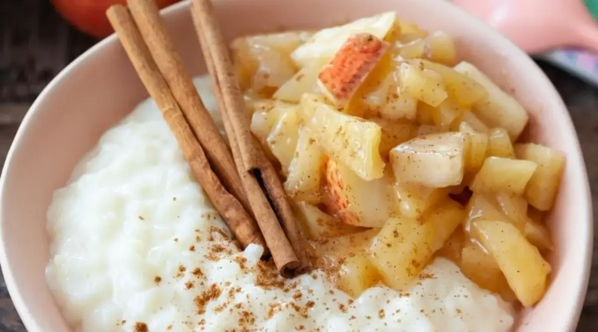 Ryż z jabłkiem i cynamonem, idealny dla niemowlaka od 6. miesiąca. Pyszny i zdrowy posiłek.