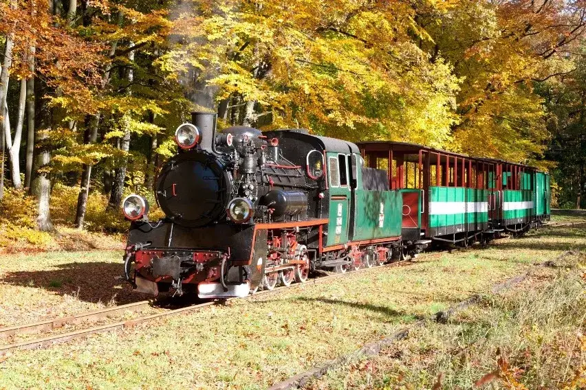 Jak dojechać do Rewala pociągiem? Sprawdź najłatwiejsze trasy