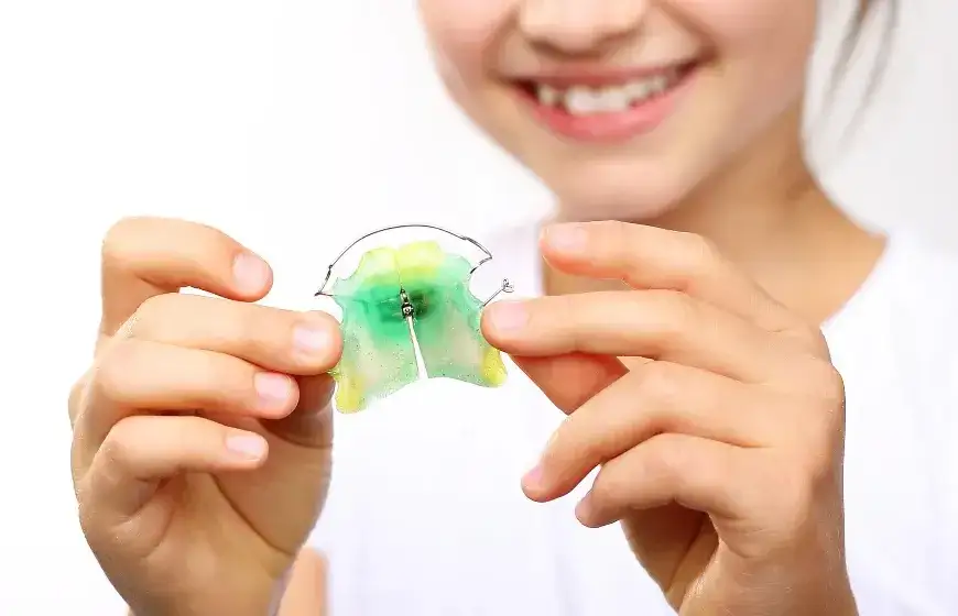 Ile naprawdę kosztuje aparat na zęby na noc? Sprawdź, czy warto inwestować