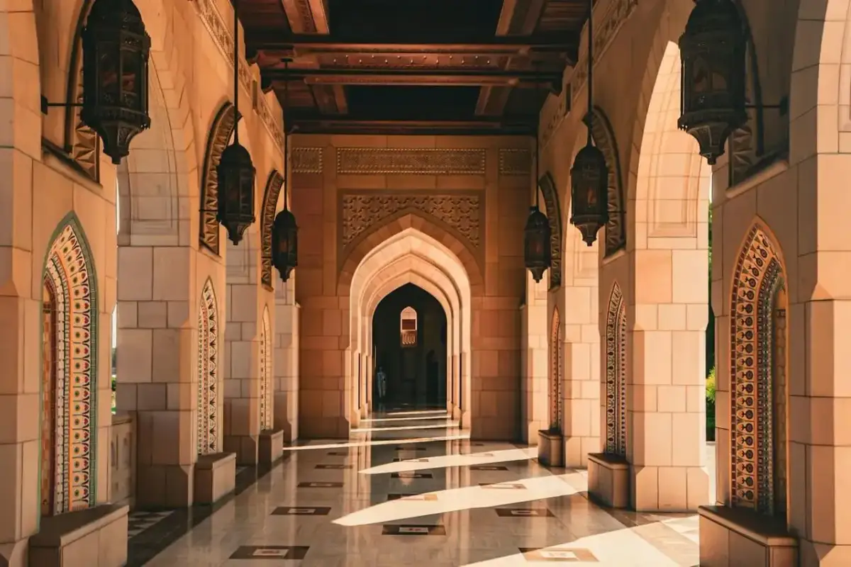 Oman z Warszawy: Ile trwa lot? Czarter czy przesiadka wybierz mądrze