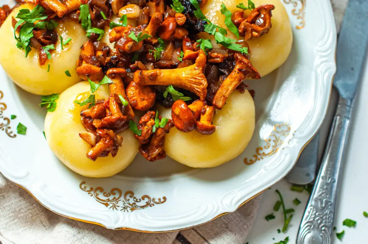 Kluski śląskie: Jaki sos wybrać? Klasyka, wege, sekrety smaku