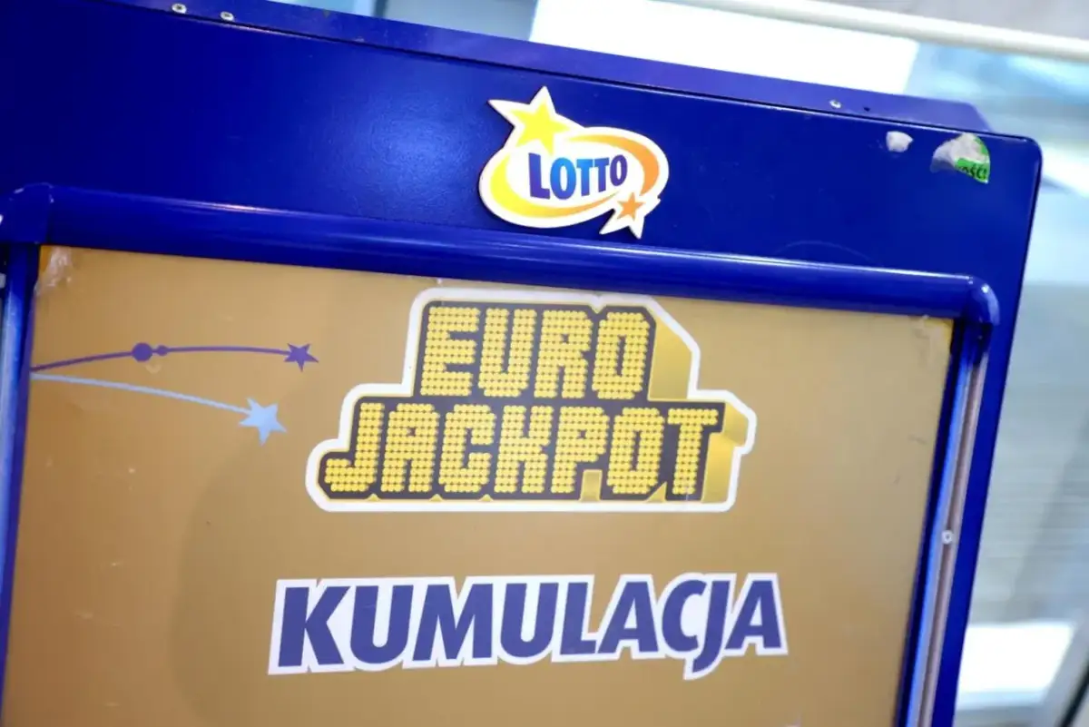Niebieska maszyna Lotto z napisem "EURO JACKPOT KUMULACJA" i gwiazdkami.