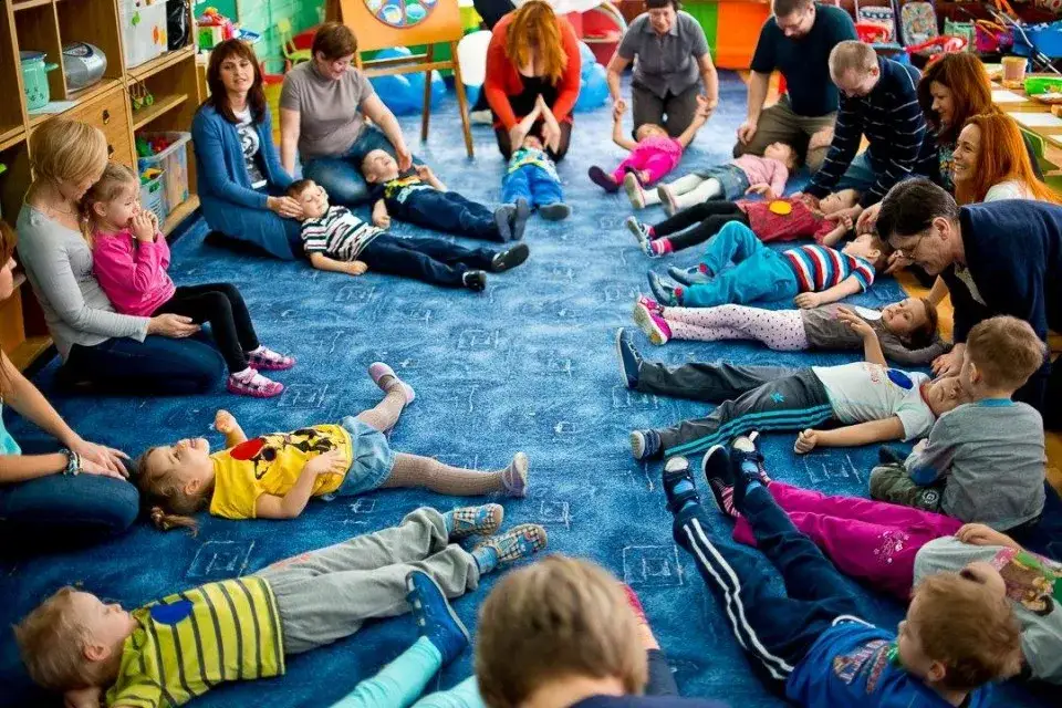 Niezapomniane zajęcia plastyczne z rodzicami w przedszkolu jak je stworzyć?